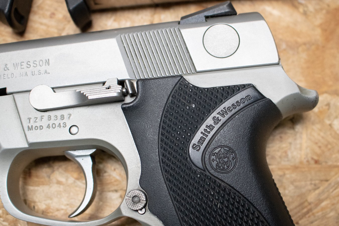 SMITH AND WESSON 4043 40 S&W Police Trade-In Pistols (Good Condition)